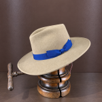 Mauro Guerresco - Cappello in Lana Cammello con Fiocco Blu 671830