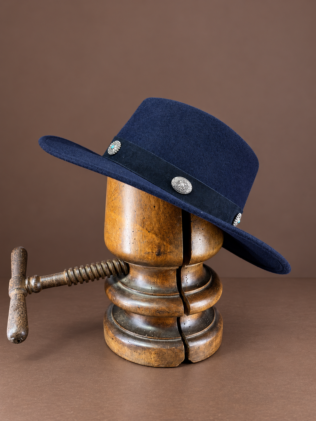 Mauro Guerresco - Cappello in Lana Blu con Borchie Argento 671822 Mauro Guerresco - Cappello in Lana Blu con Borchie Argento 671822